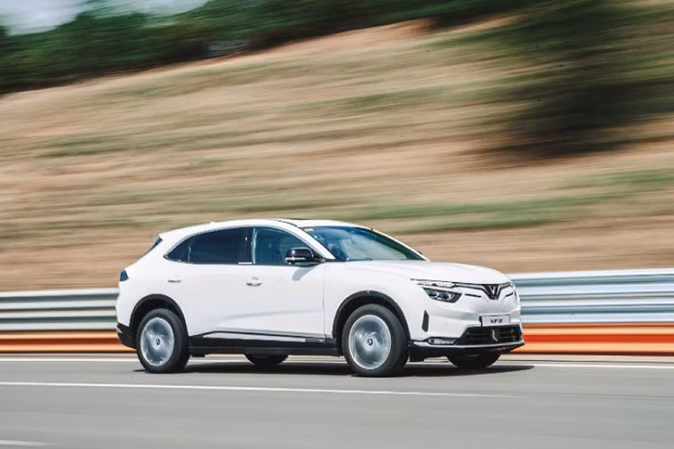 Pham vi di chuyen cua oto dien duoc do bang cach nao?