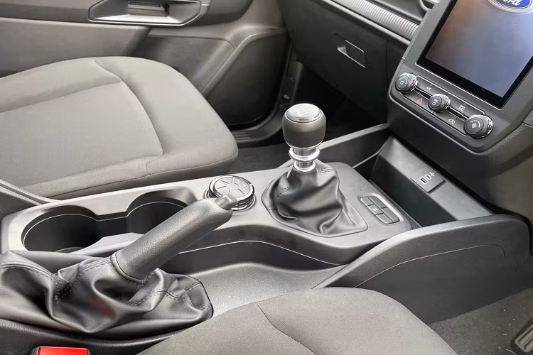 Về động cơ, xe được trang bị động cơ dầu ECOBLUE, 4cyl dung tích 2.0L tăng áp cho công suất tối đa 170 mã lực tại 3.500 vòng/phút và mô-men xoắn cực đại 405Nm tại dải vòng tua máy từ 1.750 - 2.500 vòng/phút, kết hợp với hộp số sàn 6 cấp (6MT) và hệ dẫn động 2 cầu (4x4). Tại Thái Lan, xe được bảo hành theo nhà máy trong 5 năm hoặc 150.000 km