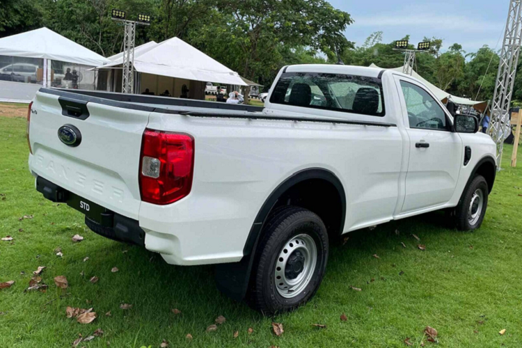 Tại thị trường Việt, hiện tại dòng bán tải cabin đơn chỉ có duy nhất lựa chọn là mẫu Isuzu D-Max bản cabin đơn. mức giá xe Ford Ranger 2022 phiên bản tiêu chuẩn XL cabin đơn dự kiến nếu về Việt Nam chắc chắn cũng không quá đắt so với mặt bằng chung.