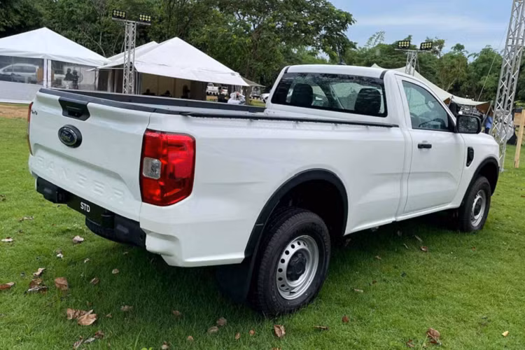 Tại thị trường Việt, hiện tại dòng bán tải cabin đơn chỉ có duy nhất lựa chọn là mẫu Isuzu D-Max bản cabin đơn. mức giá xe Ford Ranger 2022 phiên bản tiêu chuẩn XL cabin đơn dự kiến nếu về Việt Nam chắc chắn cũng không quá đắt so với mặt bằng chung.