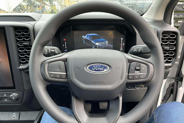 Bên cạnh 2 màn hình, vô lăng xe tích hợp nút bấm (không có cruise control), nút chuyển cầu. Ghế bọc Nỉ. Đề nổ bằng chìa khoá. Hai ổ cắm điện. Nhìn chung, trang bị trên phiên bản này đủ dùng và không cần phải nâng cấp thêm. Về trang bị an toàn, xe được trang bị 2 túi khí, hệ thống chống bó cứng ABS, hệ thống phân bổ lực phanh EBD.