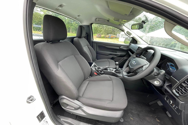 Hệ thống kết nối Bluetooth, hệ thống ra lệnh bằng giọng nói SYNC 4A. Có thể nói, hai màn hình hỗ trợ lái và giải trí trung tâm này chính là trang bị mang tính tiêu chuẩn trên dòng Ranger thế hệ mới, nên phiên bản giá rẻ “cày bừa” cũng sở hữu trang bị này.