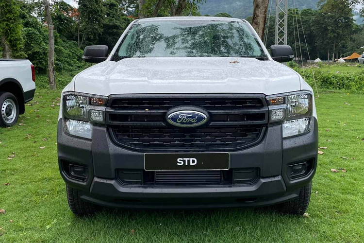 Tuy nhiên, trang bị nội thất của Ford Ranger 2022 phiên bản XL 2.0L Turbo 4x4 6MT mới là điều đáng quan tâm. Xe được trang bị cực kỳ hiện đại với màn hình hỗ trợ lái kỹ thuật số, khi mà thông thường các phiên bản giá rẻ này thường dùng đồng hồ kiểu analog. Ngoài ra, màn hình giải trí trung tâm của xe là loại 10,1 inch kích thước lớn, hỗ trợ kết nối Apple CarPlay và Android Auto không dây.