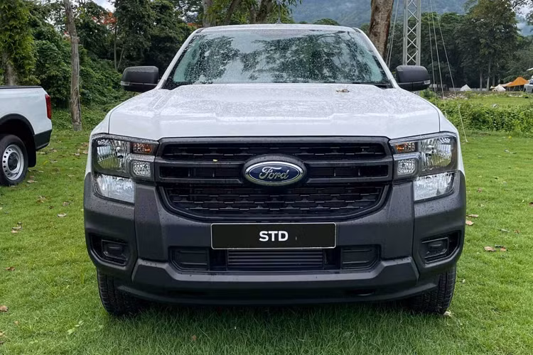 Tuy nhiên, trang bị nội thất của Ford Ranger 2022 phiên bản XL 2.0L Turbo 4x4 6MT mới là điều đáng quan tâm. Xe được trang bị cực kỳ hiện đại với màn hình hỗ trợ lái kỹ thuật số, khi mà thông thường các phiên bản giá rẻ này thường dùng đồng hồ kiểu analog. Ngoài ra, màn hình giải trí trung tâm của xe là loại 10,1 inch kích thước lớn, hỗ trợ kết nối Apple CarPlay và Android Auto không dây.