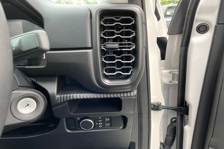 Hy vọng trong tương lai gần, Ford Việt Nam sẽ phân phối Ranger 2022 phiên bản cabin đơn thùng dài này tại Việt Nam. Vì đây là mẫu xe lý tưởng dành cho những khách hàng có nhu cầu mua bán tải để chở hàng với chi phí mua xe vừa phải, trang bị đủ dùng và có hệ dẫn động 2 cầu để di chuyển linh hoạt trên địa hình.