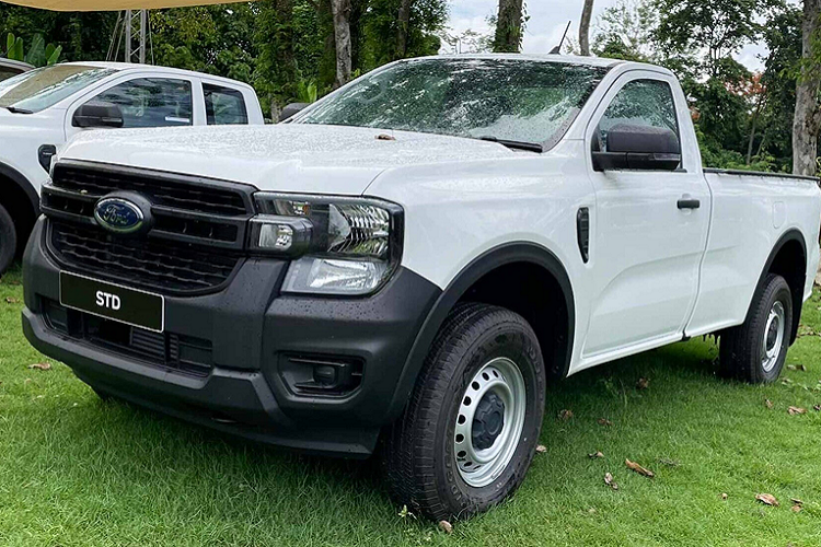 Tại Thái Lan, Ford Ranger 2022 bản cabin đơn (Standard Cab) XL 2.0L Turbo 4x4 6MT này có giá bán 697.000 baht (tương đương 470 triệu đồng). Là phiên bản giá rẻ, ngoại thất xe được trang bị đơn giản như cản trước màu đen, đèn pha halogen, không tích hợp đèn LED ban ngày và đèn sương mù. Đèn hậu phía sau cũng là loại đèn bóng halogen. “Dàn chân” xe sử dụng mâm sắt kích thước 16 inch khá đơn điệu.