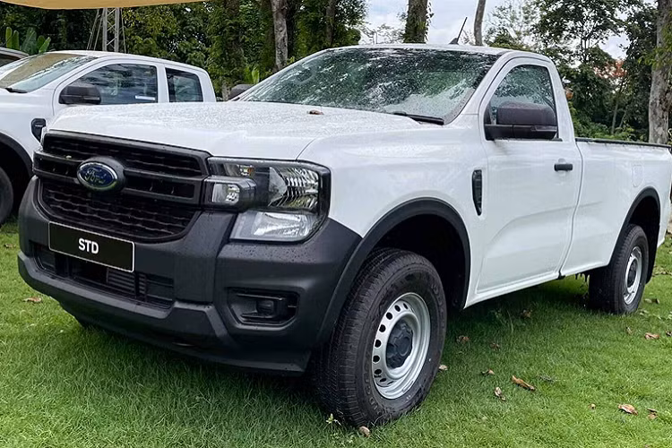 Tại Thái Lan, Ford Ranger 2022 bản cabin đơn (Standard Cab) XL 2.0L Turbo 4x4 6MT này có giá bán 697.000 baht (tương đương 470 triệu đồng). Là phiên bản giá rẻ, ngoại thất xe được trang bị đơn giản như cản trước màu đen, đèn pha halogen, không tích hợp đèn LED ban ngày và đèn sương mù. Đèn hậu phía sau cũng là loại đèn bóng halogen. “Dàn chân” xe sử dụng mâm sắt kích thước 16 inch khá đơn điệu.
