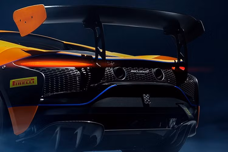 McLaren đã quyết định loại bỏ hệ thống Hybrid của mẫu xe thương mại, chính vì thế mà chủ sở hữu có thể dễ dàng chuyển đổi chiếc xe của họ sang phiên bản GT4 bằng cách điều chỉnh phần mềm quản lý động cơ và thay đổi gói khí động học. Đây là một lợi ích cho người mua vì họ sẽ có sử dụng xe để có thể cạnh tranh trong các sự kiện GT4 mà không cần phải mua một chiếc xe đua riêng biệt.