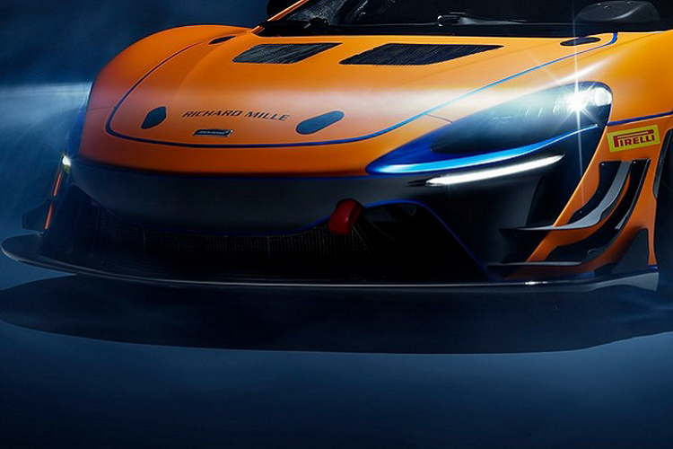 Nhà sản xuất ôtô Anh quốc không đi sâu vào nhiều chi tiết cụ thể nhưng siêu xe McLaren Artura Trophy đã được trang bị cánh gió hạ thấp và hệ thống ống xả hiệu năng cao cho phép chiếc xe có âm thanh ấn tượng như vẻ bề ngoài. Xe còn được thiết kế lại với phần cản trước có bộ chia lớn hơn cùng bộ mâm xe màu đen đi kèm với lốp Pirelli