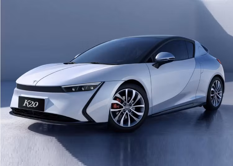 Hãng xe Trung Quốc Qiantu vừa giới thiệu mẫu xe điện K20. Phiên bản sản xuất thương mại đã giữ lại gần như toàn bộ đường nét của mẫu concept ra mắt năm 2018. Qiantu Motors không tiết lộ chi tiết thông số nhưng hãng tiết lộ, Qiantu K20 2022 mới có 2 phiên bản, bản tiêu chuẩn có một động cơ điện và bản cao cấp có hai động cơ điện và hệ dẫn động bốn bánh.