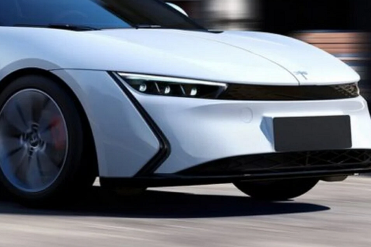 Bên trong, K20 gây chú ý khi có khoang lái khá bắt mắt. Nhà sản xuất không bố trí màn hình đôi hay màn hình giải trí ở taplo như các mẫu xe hơi ngày nay mà gộp thành một dải 3 màn hình, tập trung hoàn toàn sau vô lăng.