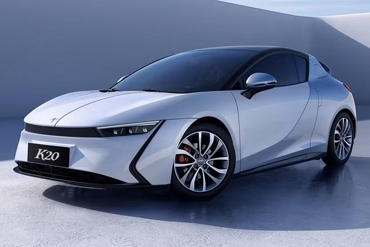 Cách làm này khá mới mẻ, bệ tỳ tay trung tâm được làm nhỏ gọn và đặt thấp nên người dùng có cảm giác khu vực khá trống trải.