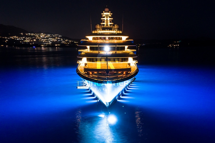 Rashnikov là một trong vô số ông trùm ngành thép của Nga, nhưng điều khiến ông nổi bật là ông khởi nghiệp với tư cách là một nhân viên bình thường tại công ty thép mà sau này ông đã mua lại. Ước tính hiện ông có khối tài sản hơn 9 tỷ USD.