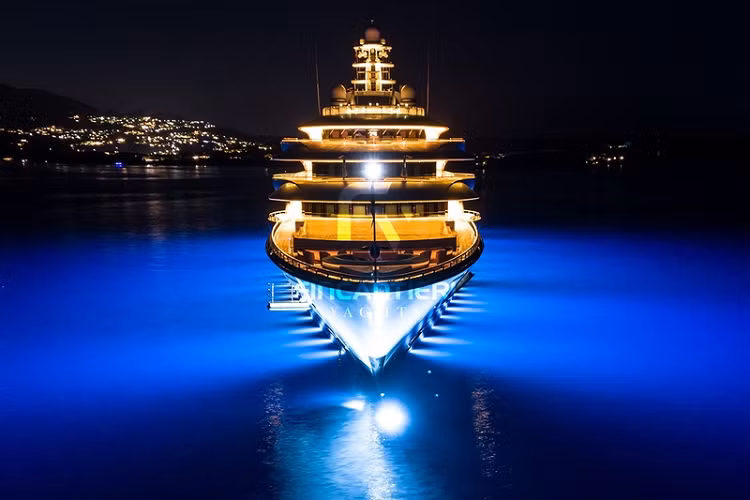 Rashnikov là một trong vô số ông trùm ngành thép của Nga, nhưng điều khiến ông nổi bật là ông khởi nghiệp với tư cách là một nhân viên bình thường tại công ty thép mà sau này ông đã mua lại. Ước tính hiện ông có khối tài sản hơn 9 tỷ USD.