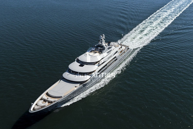 Ocean Victory chưa từng được công khai hoàn toàn, vì vậy người ta chỉ biết rằng nó có không dưới sáu bể bơi, một phòng quan sát dưới nước, một spa hiện đại trải rộng trên 300 mét vuông, một sân bay trượt và một nhà chứa máy bay chuyên dụng, trong khi khách có thể ở trong tổng số 14 cabin.