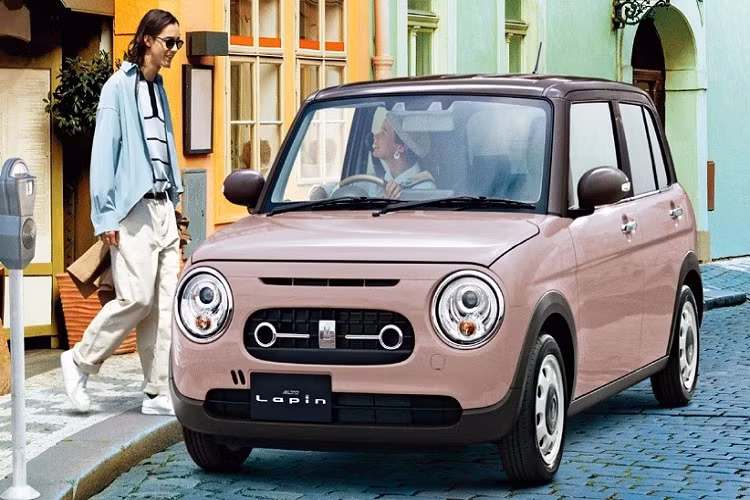 Ở bên sườn, Suzuki Alto 2022 được bổ sung bộ vành nhôm 14 inch với thiết kế 7 chấu mới, cửa sổ khá lớn và ốp gương ngoại thất sơn màu giống nóc xe. Vòng về phía sau, chúng ta sẽ thấy cụm đèn hậu nằm dọc, ôm lấy hai góc đuôi xe và cản sau có thiết kế đơn giản.