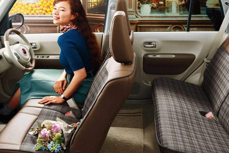 Bên trong Suzuki Alto 2022 là không gian nội thất với 2 hàng ghế. Vì là xe giá rẻ nên Suzuki Alto 2022 chỉ có ghế bọc nỉ màu xanh đậm và không hề đi kèm bệ tì tay trung tâm. Ngoài ra, xe cũng không có phanh tay điện tử và tính năng tự động giữ phanh tạm thời như nhiều mẫu xe đang bán trên thị trường. Thay vào đó, xe vẫn dùng phanh tay chỉnh cơ truyền thống.