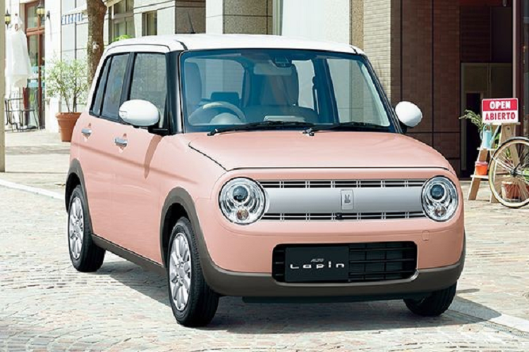 Ở thế hệ mới, Suzuki Alto 2022 được phát triển dựa trên cơ sở gầm bệ Heartect. Nhờ đó, nội thất của xe cao hơn 50 mm và rộng hơn 45 mm. Ngoài ra, khoảng mở của cửa xe cao hơn 25 mm và rộng hơn 20 mm, giúp người dùng ra/vào dễ dàng hơn.