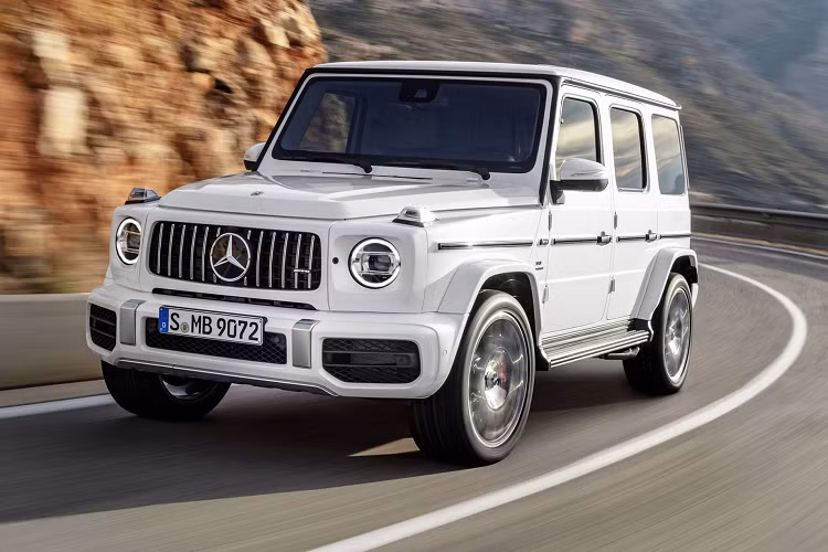 Mới đây, một người dùng đã đăng tải hóa đơn mua xe của anh ta với đại lý ô tô Monroney (Mỹ), điều đáng chú ý là giá bán của chiếc Mercedes-AMG G 63 đời 2021 này là 324.200 USD (khoảng 7,8 tỷ VNĐ), như vậy người dùng đã phải chi ra số “tiền lạc” lên tới 150.000 USD (khoảng 3,6 tỷ VNĐ) để mua được chiếc xe ưa thích.