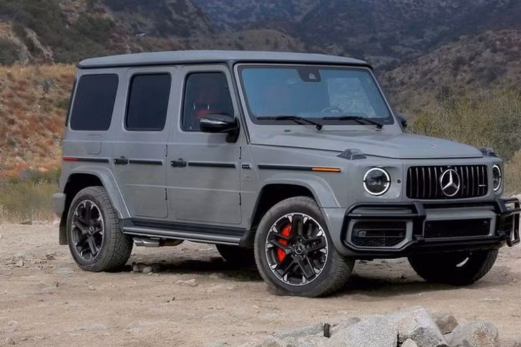 Hiện tại, khi đặt hàng một chiếc G 63 mới, người dùng cần đợi khoảng từ 1-2,5 năm để nhận bàn giao xe. Nhiều người có thể còn chờ lâu hơn nữa, bởi hãng xe Đức đã buộc phải tạm dừng nhận đơn hàng khi danh sách chờ đã kéo dài đến tận quý 4 năm 2024.