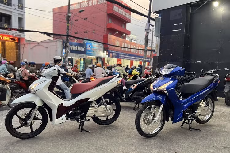 Theo thông số nhà sản xuất công bố, động cơ trên Honda Wave 125i 2023 có mức tiêu hao nhiên liệu chỉ 1,4 lít/100 km. Đặc biệt, Honda đã nâng cấp khung sườn của Wave 125i 2023 giúp gia tăng độ cứng vững nhưng giảm trọng lượng. Hệ thống treo cũng được chỉnh lại giúp xe đạt độ cân bằng tốt hơn.