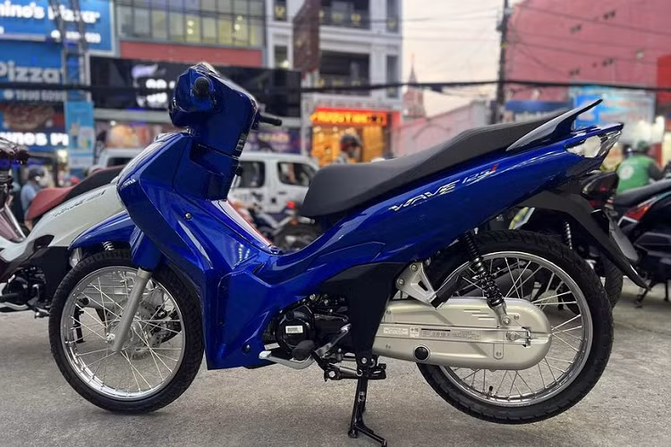 Mẫu xe máy số phổ thông Honda Wave 125i 2023 mới nhập Thái được thay đổi toàn diện về kiểu dáng thiết kế và động cơ. Ngoại hình Wave 125i 2023 hiện đại hơn trước với phần đầu xe trang bị cụm đèn pha LED mới.
