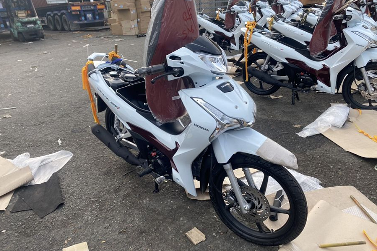 Hãng xe Honda bổ sung cho xe thêm hộc đồ trước, tăng thêm tính tiện dụng. Cốp xe dung tích lên đến 17 lít có thể để vừa mũ bảo hiểm fullface. Bình xăng dung tích 5,4 lít cho phạm vi hoạt động xa hơn.