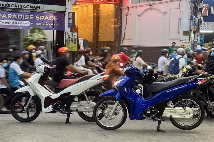 Bên cạnh đó, mẫu xe máy Honda Wave 125i 2023 còn sở hữu đèn định vị tích hợp với đèn xi-nhan trước tạo hình chữ X đầy ấn tượng. Tương tự ở phía trước, cụm đèn hậu cũng sử dụng đèn LED tạo hình chữ X.