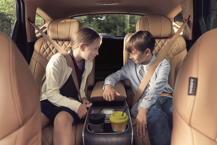 Để mang đến cảm giác sang trọng, thương hiệu Genesis đã dùng chất liệu da Nappa cho ghế, da lộn cho trần xe và những chi tiết ốp gỗ sơn mờ. Thêm vào đó là bảng đồng hồ kỹ thuật số với màn hình 12,3 inch, màn hình thông tin giải trí dạng cảm ứng 14,5 inch, màn hình hiển thị thông tin kính lái, hệ thống âm thanh Lexicon 21 loa cao cấp, sưởi vô lăng, ghế trước sưởi/làm mát, hệ thống điều hòa tự động 3 vùng và hệ thống đèn viền nội thất tùy chỉnh.