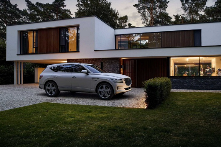 Đó là chưa kể đến hệ thống hỗ trợ giới hạn tốc độ thông minh, hỗ trợ đỗ xe từ xa, hỗ trợ tránh va chạm khi lùi trong bãi đỗ xe, cảnh báo điểm mù, camera 360 độ, cảnh báo còn hành khách trên ghế sau và công nghệ khóa kỹ thuật số. Genesis GV80 Prestige Signature 2022 sở hữu động cơ xăng V6, tăng áp kép, dung tích 3.5L với công suất tối đa 375 mã lực và mô-men xoắn cực đại 530 Nm. Động cơ kết hợp với hộp số tự động 8 cấp và hệ dẫn động 4 bánh toàn thời gian tiêu chuẩn.