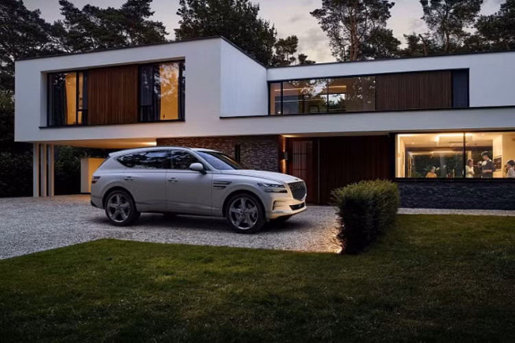 Đó là chưa kể đến hệ thống hỗ trợ giới hạn tốc độ thông minh, hỗ trợ đỗ xe từ xa, hỗ trợ tránh va chạm khi lùi trong bãi đỗ xe, cảnh báo điểm mù, camera 360 độ, cảnh báo còn hành khách trên ghế sau và công nghệ khóa kỹ thuật số. Genesis GV80 Prestige Signature 2022 sở hữu động cơ xăng V6, tăng áp kép, dung tích 3.5L với công suất tối đa 375 mã lực và mô-men xoắn cực đại 530 Nm. Động cơ kết hợp với hộp số tự động 8 cấp và hệ dẫn động 4 bánh toàn thời gian tiêu chuẩn.