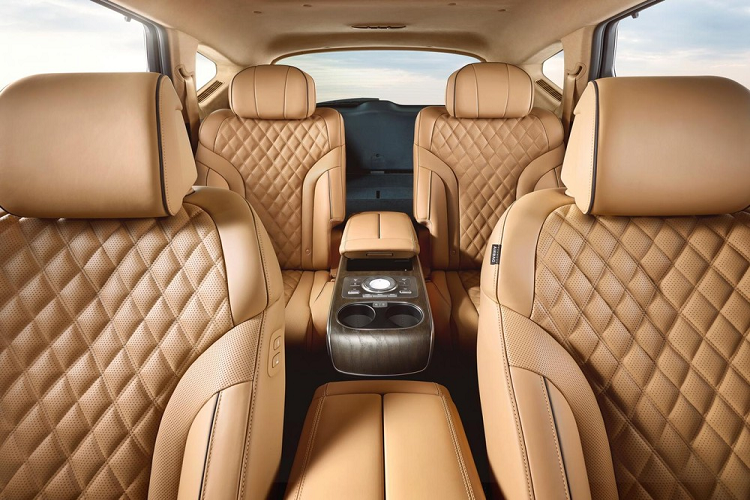 Bước vào bên trong mẫu SUV hạng sang này, người dùng sẽ được chào đón bằng không gian nội thất 4 chỗ ngồi. Phía sau chỉ có 2 ghế thương gia, được tách riêng bằng bệ tì tay trung tâm. Ngoài ra, ghế sau của Genesis GV80 Prestige Signature 2022 còn có tính năng chỉnh điện 6 hướng, sưởi ấm và làm mát.