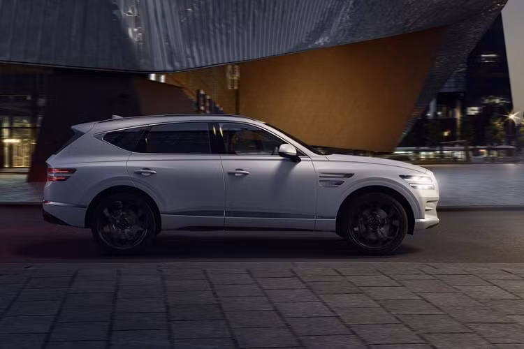 Chưa hết, Genesis GV80 Prestige Signature 2022 còn có hệ thống đèn LED từ trước ra sau, cửa tự hít và cửa cốp chỉnh điện rảnh tay. Cửa sổ trời toàn cảnh Panorama, cần gạt nước tự động và ống xả kép cũng là đặc điểm nhận dạng của phiên bản này. Tuy nhiên, những thay đổi đáng chú ý nhất của Genesis GV80 Prestige Signature 2022 lại nằm bên trong xe.