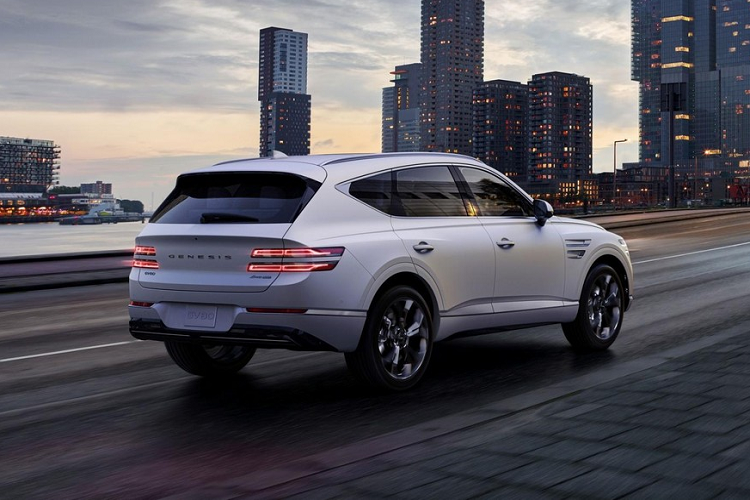 Là phiên bản cao cấp nhất của dòng SUV Genesis GV80 hạng sang, Prestige Signature chỉ được sản xuất với số lượng giới hạn. Điểm nhấn đầu tiên của mẫu SUV hạng sang này chính là màu sơn ngoại thất xám nhám Melbourne Gray hoặc trắng nhám Matterhorn White. Bên cạnh đó là những chi tiết mạ crôm nhám và bộ vành hợp kim 22 inch sơn màu tối.