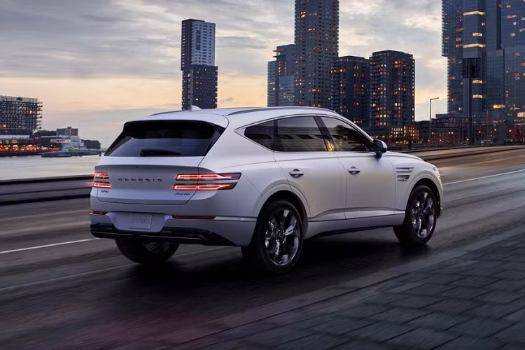 Là phiên bản cao cấp nhất của dòng SUV Genesis GV80 hạng sang, Prestige Signature chỉ được sản xuất với số lượng giới hạn. Điểm nhấn đầu tiên của mẫu SUV hạng sang này chính là màu sơn ngoại thất xám nhám Melbourne Gray hoặc trắng nhám Matterhorn White. Bên cạnh đó là những chi tiết mạ crôm nhám và bộ vành hợp kim 22 inch sơn màu tối.