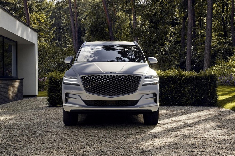 Điểm nhấn cuối cùng củaxe là hệ thống treo điều khiển điện tử với công nghệ xem trước tình trạng đường sá. Công nghệ này sẽ dùng camera đặt trên đầu xe để phát hiện đường xấu, nhờ đó hệ thống treo có thể điều chỉnh lực giảm xóc để mang đến cảm giác êm ái cho người ngồi trên xe. Tại thị trường Mỹ, giá xe Genesis GV80 Prestige Signature 2022 khởi điểm từ 77.200 USD (khoảng 1,77 tỷ đồng). Xe sẽ cạnh tranh với những mẫu SUV hạng sang cỡ trung như BMW X5 và Mercedes-Benz GLE.