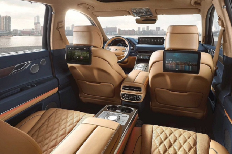 Không chỉ tiện nghi, Genesis GV80 Prestige Signature 2022 còn có đầy đủ các tính năng an toàn như hệ thống kiểm soát hành trình thông minh, hỗ trợ lái trên cao tốc, hỗ trợ tránh va chạm phía trước, hỗ trợ tránh va chạm vì điểm mù, hỗ trợ giữ làn đường, hỗ trợ bám làn đường, hỗ trợ tránh va chạm khi mở cửa, hỗ trợ đèn pha và hỗ trợ tránh va chạm với phương tiện cắt ngang khi lùi.