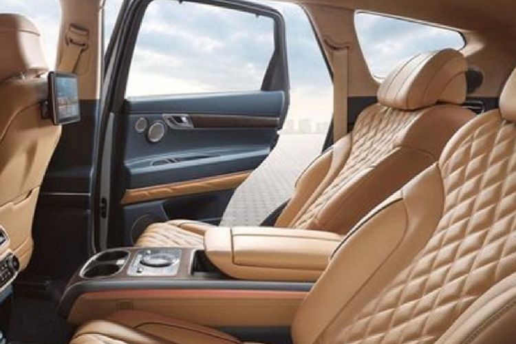 Trên bệ tì tay trung tâm ở hàng ghế sau có sạc điện thoại thông minh không dây, ngăn đựng cốc và các nút điều khiển một số tính năng của xe. Bên cạnh đó, hành khách phía sau còn tìm thấy "chế độ xả hơi" của ghế, điều khiển bằng nút bấm, ổ điện 110V, gương trang điểm và rèm che nắng chỉnh điện ở cửa sổ hai bên sườn.