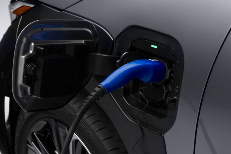 Ví dụ, người dùng có thể sạc điện Toyota bZ4X bằng hệ thống pin gia đình hoặc sử dụng chiếc xe để cung cấp điện ngược trở lại trong trường hợp khẩn cấp bằng cách kết nối trực tiếp với hệ thống pin trên xe. Bên cạnh đó, hệ thống pin này còn có thể kết nối và cung cấp năng lượng cho các loại xe hybrid, plug-in hybrid, xe điện hoặc pin nhiên liệu.