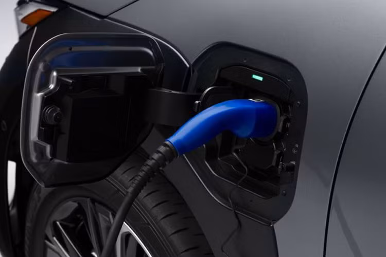 Ví dụ, người dùng có thể sạc điện Toyota bZ4X bằng hệ thống pin gia đình hoặc sử dụng chiếc xe để cung cấp điện ngược trở lại trong trường hợp khẩn cấp bằng cách kết nối trực tiếp với hệ thống pin trên xe. Bên cạnh đó, hệ thống pin này còn có thể kết nối và cung cấp năng lượng cho các loại xe hybrid, plug-in hybrid, xe điện hoặc pin nhiên liệu.