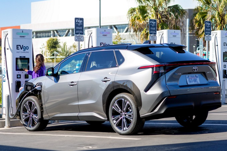 Hiện hệ thống pin thông minh Toyota này mới chỉ được giới thiệu tại Nhật Bản, hãng cho biết để sử dụng được hệ thống pin này, những ngôi nhà nên có hệ thống pin mặt trời, bởi vì năng lượng mặt trời sẽ giúp pin đạt hiệu quả và lợi ích kinh tế tốt hơn.