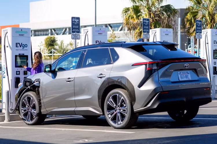 Hiện hệ thống pin thông minh Toyota này mới chỉ được giới thiệu tại Nhật Bản, hãng cho biết để sử dụng được hệ thống pin này, những ngôi nhà nên có hệ thống pin mặt trời, bởi vì năng lượng mặt trời sẽ giúp pin đạt hiệu quả và lợi ích kinh tế tốt hơn.