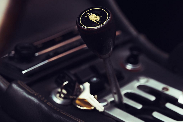 Kỹ sư Paolo Stanzani (1936-2017) là một trong những nhân sự đầu tiên được Ferruccio Lamborghini tuyển dụng. Được nhận vào công ty ngay sau khi tốt nghiệp Đại học Modena, ông tiếp tục trở thành một trong những cá nhân chủ chốt nhất trong câu chuyện về động cơ V12 và Lamborghini Miura. Stanzani là người đã thừa hưởng thiết kế của kỹ sư Giotto Bizzarrini và tinh chỉnh động cơ này phù hợp hơn cho những dòng xe thương mại.