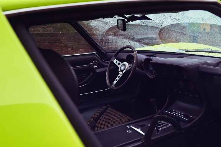 Điều này đủ để biến Miura trở thành chiếc xe thương mại có tốc độ nhanh nhất thế giới vào thời điểm đó. Thiết kế xuất sắc của Carrozzeria Bertone đã hoàn thành nốt nhiệm vụ còn lại và chiếc xe đã gặt hái được những thành công ngoài mong đợi về mặt doanh số. Lamborghini dự tính chỉ bán được 50 chiếc trong vòng 3 năm. Nhưng thực tế, thương hiệu đã sản xuất 763 chiếc Miura trong vòng 7 năm, từ năm 1966 đến năm 1973.