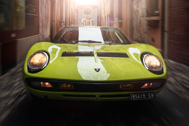 2022 là năm của động cơ V12 đốt trong hút khí tự nhiên thuần túy cuối cùng của Lamborghini. Được trang bị trên Aventador Ultimae, kết cấu này hạ màn cho một kỷ nguyên huy hoàng trước mẫu xe hybrid đầu tiên được sản xuất vào năm 2023, đánh dấu sự khởi đầu của kỷ nguyên hybrid của Lamborghini.