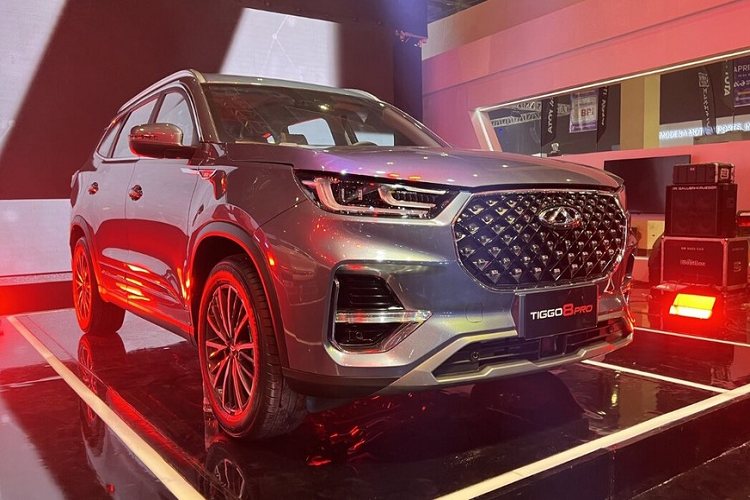 Tại triển lãm Manila International Auto Show (MIAS) 2022, thương hiệu Chery của Trung Quốc đã chính thức giới thiệu mẫu xe Tiggo 8 Pro 2022 mới. Trước Philippines, mẫu xe Trung Quốc này cũng đã ra mắt một thị trường Đông Nam Á khác là Indonesia. Theo tin đồn, thương hiệu Chery sẽ quay trở lại thị trường Việt Nam trong năm nay sau 10 năm vắng bóng và trong đó có cả Tiggo 8 Pro.