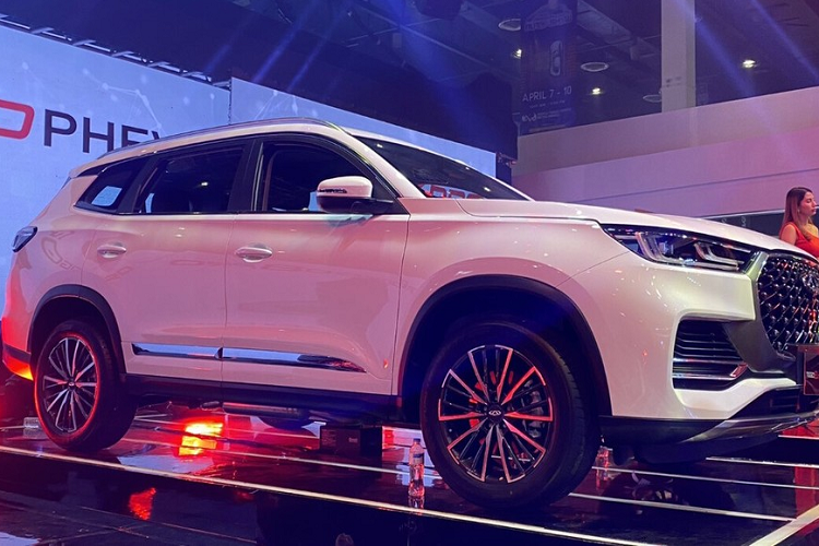 Bên sườn, Chery Tiggo 8 Pro được trang bị nẹp mạ crôm ở viền cửa sổ và trên cửa. Thêm vào đó là bộ vành hợp kim với đường kính 18 inch, nóc dốc về phía sau và đường dập gân nổi bật kéo dài từ cửa sau đến đèn hậu. Đằng sau Chery Tiggo 8 Pro có cụm đèn hậu LED nằm ngang với tạo hình bắt mắt, cánh gió mui, bộ khuếch tán gió giả và đầu ống xả giả hình chữ nhật.