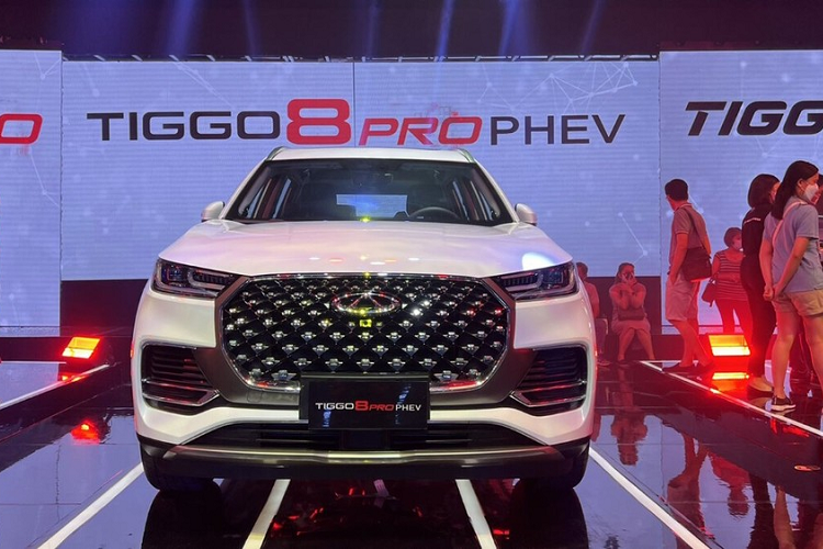 Nằm bên dưới nắp ca-pô của Chery Tiggo 8 Pro tại thị trường Philippines là 2 tùy chọn động cơ. Thứ nhất là động cơ xăng 4 xi-lanh, tăng áp, dung tích 1.6L, sản sinh công suất tối đa 183 mã lực và mô-men xoắn cực đại 275 Nm. Động cơ kết hợp với hộp số tự động ly hợp kép 7 cấp.