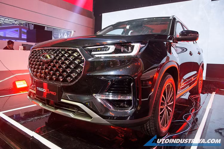 Chery Tiggo 8 Pro trên thực tế chính là phiên bản quốc tế của Tiggo 8 Plus tại Trung Quốc. Thuộc phân khúc crossover cỡ trung, mẫu xe này sở hữu chiều dài 4.722 mm, chiều rộng 1.860 mm, chiều cao 1.745 mm và chiều dài cơ sở 2.710 mm. Như vậy, Chery Tiggo 8 Pro có chiều dài cơ sở chỉ ngang ngửa một số mẫu crossover hạng C như Mazda CX-5 (2.700 mm) và kém cả Hyundai Tucson (2.755 mm).