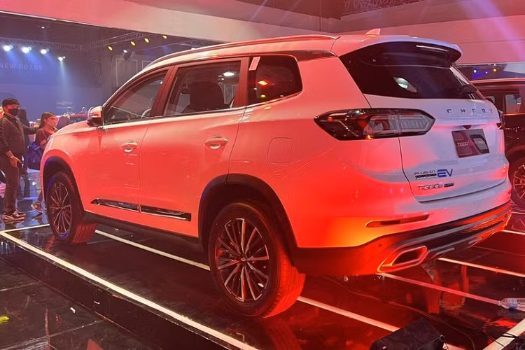 Bên ngoài, Chery Tiggo 8 Pro có thiết kế khá bắt mắt với lưới tản nhiệt Galaxy Sunshine cỡ lớn, đi kèm mắt lưới đa điểm và viền mạ crôm sáng bóng. Bên cạnh đó là cụm đèn pha có thiết kế khá hầm hố và vuốt ngược về phía sau. Bên trong cụm đèn pha còn có 2 dải đèn LED định vị ban ngày hình chữ "L". Ngoài ra, mẫu crossover Trung Quốc này còn có hốc gió trung tâm được bao quanh bằng viền kim loại dày dặn và khe gió ở hai bên đầu xe, tích hợp đèn sương mù trước.